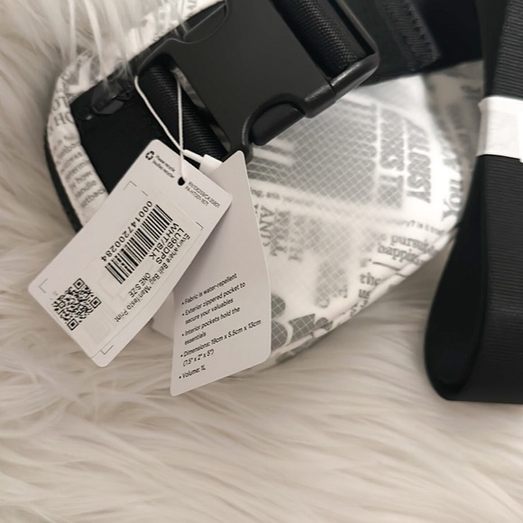 73 | Lululemon Everywhere Belt Bag 1L Manifesto Print - Picture 3 of 4